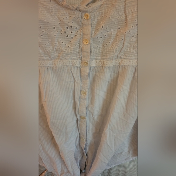 Cotton Rye Outfitters Large Sleeveless Front Tie & Button Up Top Eyelet Accented - Picture 4 of 8